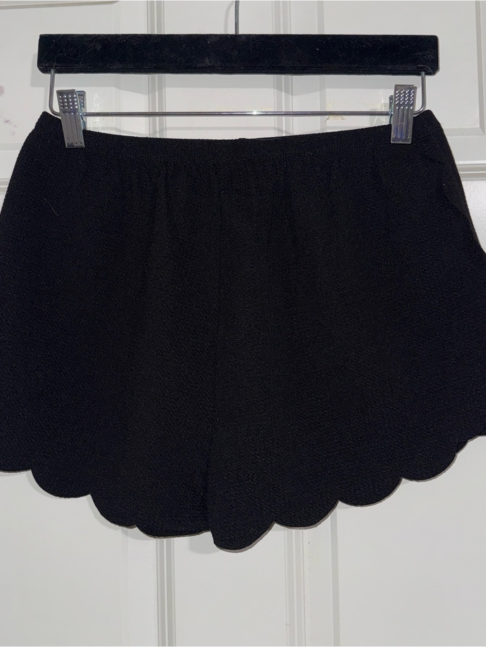 Source Unknown Black Scalloped Hem Women's Shorts